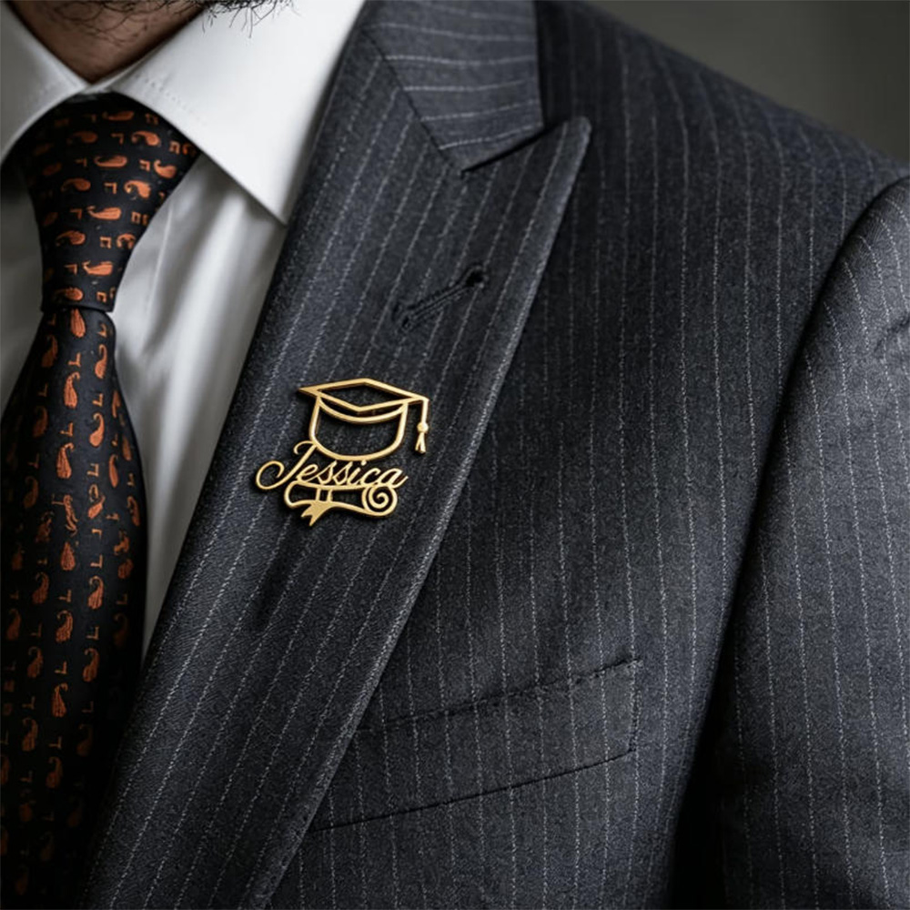 Brooch Pin Gold - เข็มกลัดติดหมวกสำเร็จการศึกษาแบบกำหนดเองได้ พร้อมชื่อสำหรับผู้ชายและผู้หญิง ของขวัญงานเลี้ยงรับปริญญา สีทองและสีเงิน