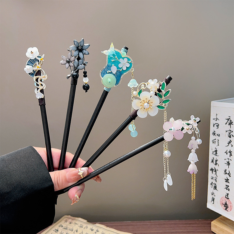 Pearl Hair Pin - กิ๊บติดผมพู่ห้อยแบบคลาสสิก สีดำ ทำจากไม้ประดับดอกไม้และมุก เครื่องประดับผมสไตล์จีนฮั่นฝู แบบย้อนยุค สำหรับเจ้าสาว